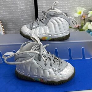 (S0) Nike Air Foamposite One Light Little Kids' Basketball Shoe, Smoke (Size 5C)